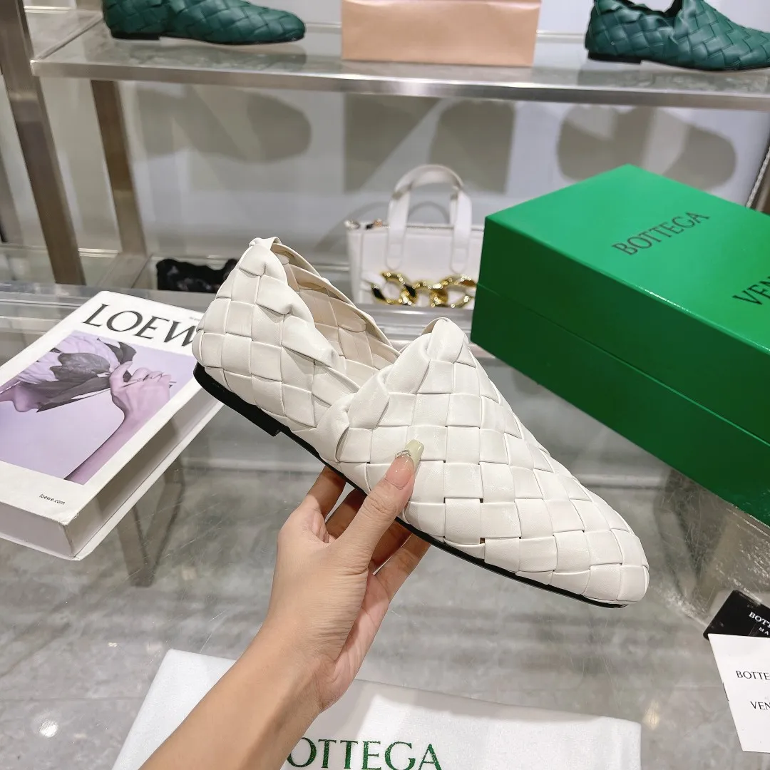 [BV] Top P: 760💰Size for couples: 35-44 (Female, 40, 41, Male 38, 45, custom-made, non-returnable) (Bottega Veneta) Genuine leather outsole, classic woven beanie shoes, two-wear heel set Blessed are the little feet👣👣Comfortable casual shoes that can be worn all year round, made of imported first-layer sheepskin➕fine-quality sheepskin leather, imported sheepskin lining, luxury genuine leather outsole [rose][rose], Bottega Veneta is an Italian luxury brand. Made using traditional Italian leather craftsmanship.